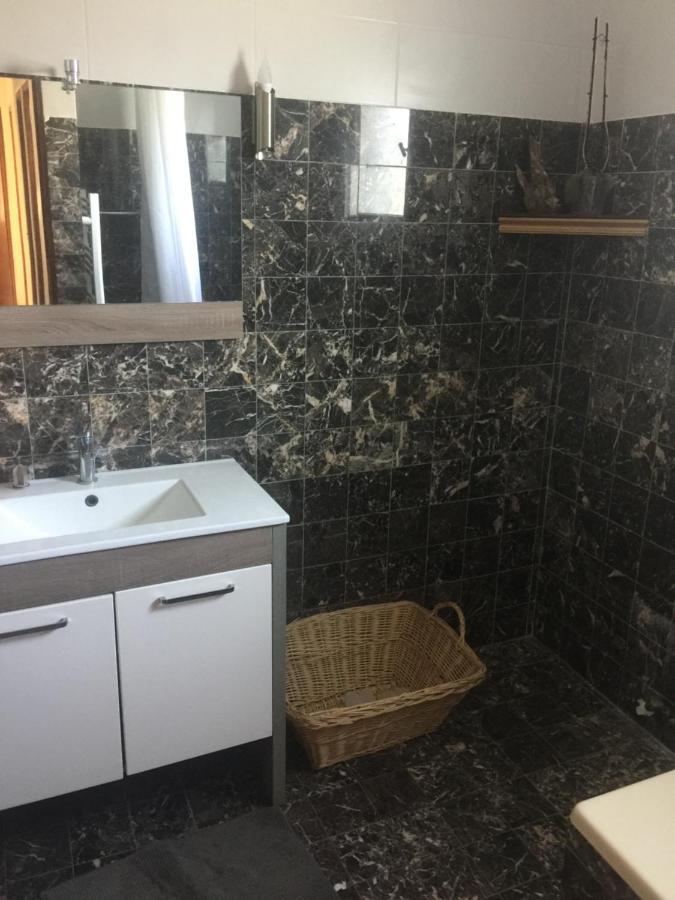 Chambre Pratique Avec Wc Et Vasque Attenant Du Rucher Naturaile Монтаняк Екстериор снимка